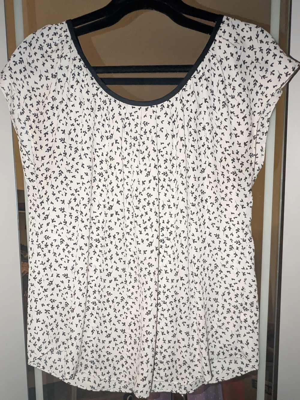 LC Lauren Conrad Cream Short-Sleeve Pleated Blouse with Black Micro-Print